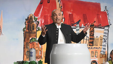 Django As&uuml;l spricht beim Maibock-Anstich 2026 im Festsaal des Hofbr&auml;uhauses.