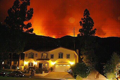 Die Flammen nördlich von Los Angeles sind weiterhin völlig außer Kontrolle.