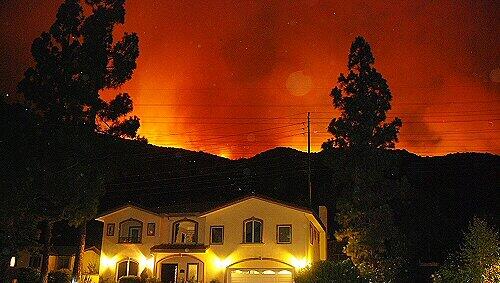 Die Flammen nördlich von Los Angeles sind weiterhin völlig außer Kontrolle. Die Flammen nördlich von Los Angeles sind weiterhin völlig außer Kontrolle.