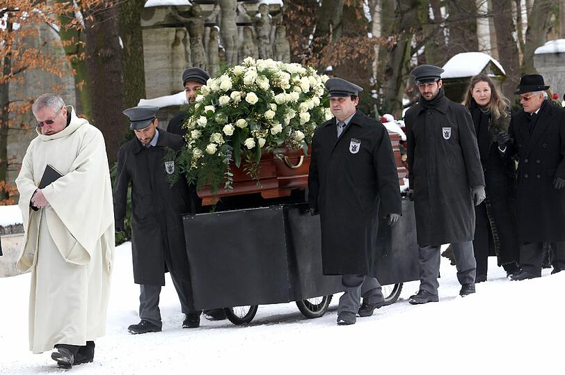 Letztes Geleit durch den Schnee: der rosengeschmückte Sarg auf dem Weg zum Grab.