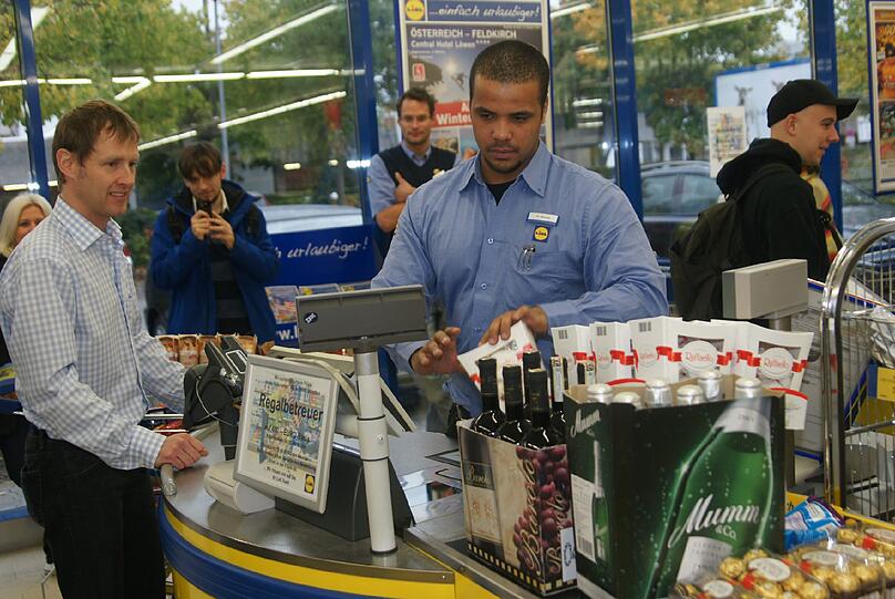 Einkaufen mal anders. Beim Speedshopping im Lidl dürfen sich fünf Münchner nach Lust und Laune bedienen - ohne dafür zu zahlen. Allerdings haben sie nur drei Minuten Zeit dafür. Die besten Bilder von einer rasanten Einkaufstour.