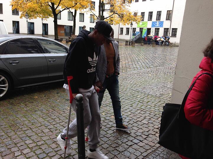 Begleitet von Vater George humpelte David Alaba um 11 Uhr in die Praxis von Dr. Müller-Wohlfahrt.