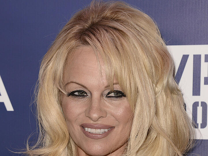 Pamela Anderson ohne ihren berühmten roten "Baywatch"-Badeanzug, aber wieder mit wallender blonder Mähne