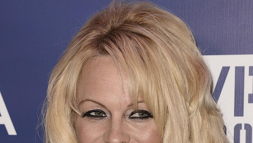 Pamela Anderson ohne ihren berühmten roten "Baywatch"-Badeanzug, aber wieder mit wallender blonder Mähne Pamela Anderson ohne ihren berühmten roten "Baywatch"-Badeanzug, aber wieder mit wallender blonder Mähne