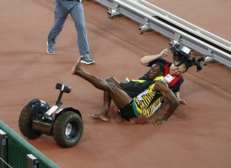 Der tiefe Fall des Usain Bolt: Ein Kameramann auf zwei Rädern brachte den Sprint-Superstar aus dem Tritt.