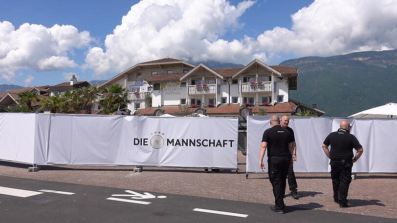 Die deutsche Nationalmannschaft bereitet sich in Eppan (Südtirol) auf die kommende WM vor. Klicken Sie sich in der Bilderstrecke durch Fotos vom Hotel- und Trainingsgelände.
