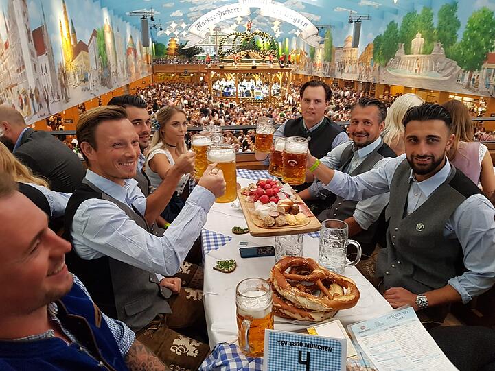 Klicken Sie sich durch die besten Bilder zum Oktoberfestbesuch der Sechzger.