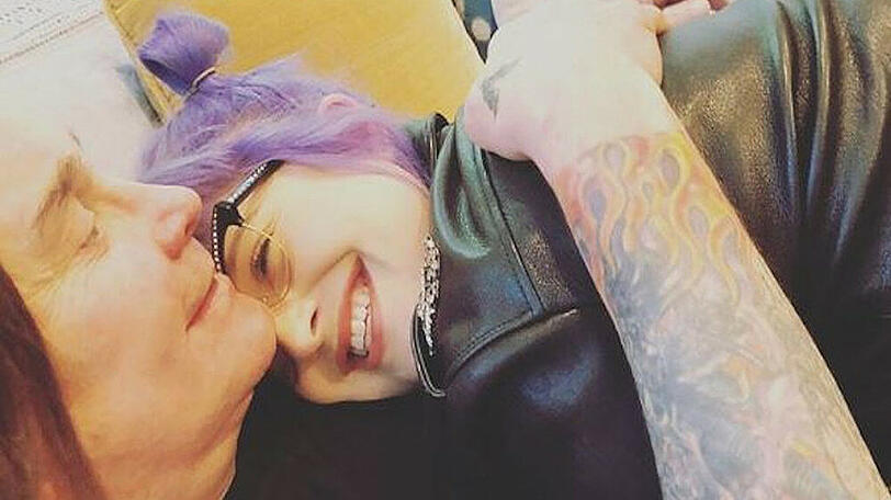 Kelly Osbourne genießt die Streicheleinheiten ihres Vaters Ozzy