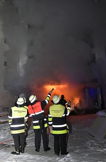 Ein kleiner Stromkasten löste am Montagabend einen vergleichsweise spektakulären Brand aus. Hier die Bilder vom Einsatz.