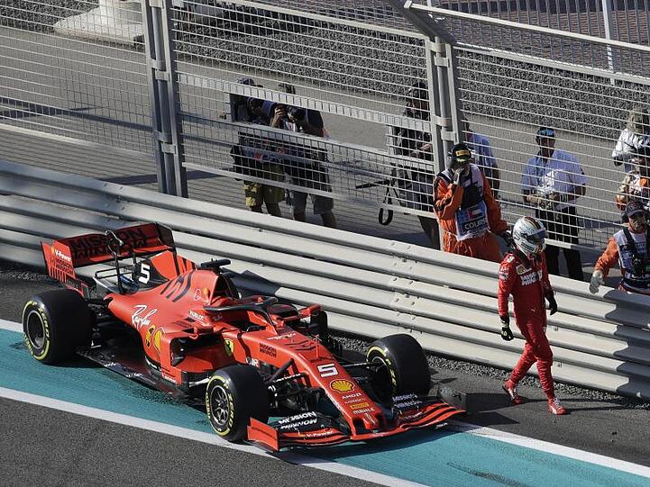 Ist beim Training in Abu Dhabi mit seinem Ferrari in die Leitplanke gefahren: Sebastian Vettel verlässt nach dem Unfall die Piste.