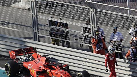 Ist beim Training in Abu Dhabi mit seinem Ferrari in die Leitplanke gefahren: Sebastian Vettel verlässt nach dem Unfall die Piste.