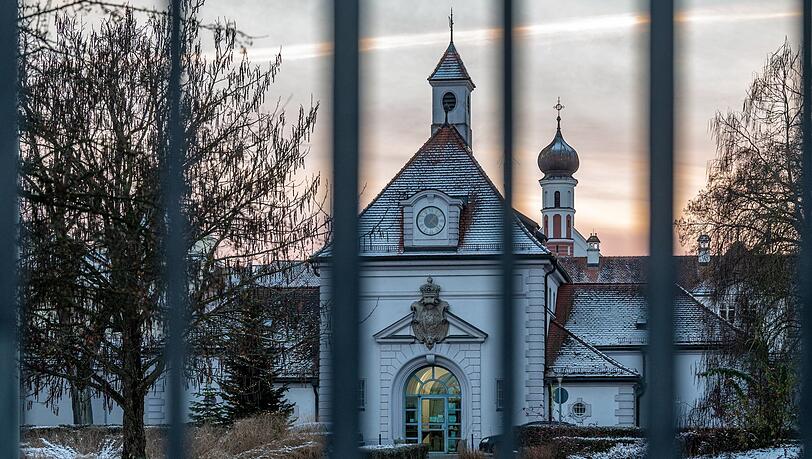 Der Eingang zur Justizvollzugsanstalt Straubing. Sonst zahlen Kriminelle dafür, an Big Data zu gelangen - hier verschicken Behörden sie selbst.