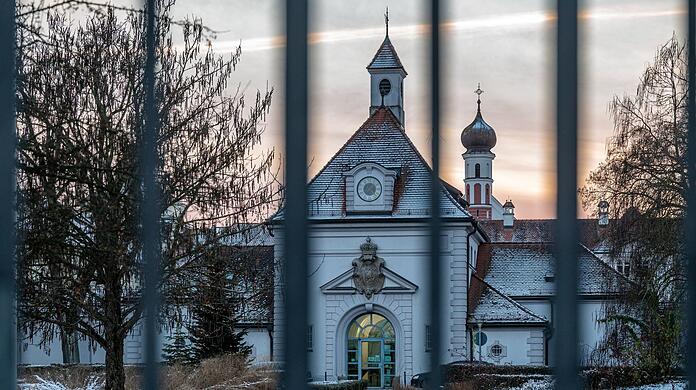 Der Eingang zur Justizvollzugsanstalt Straubing. Sonst zahlen Kriminelle dafür, an Big Data zu gelangen - hier verschicken Behörden sie selbst.