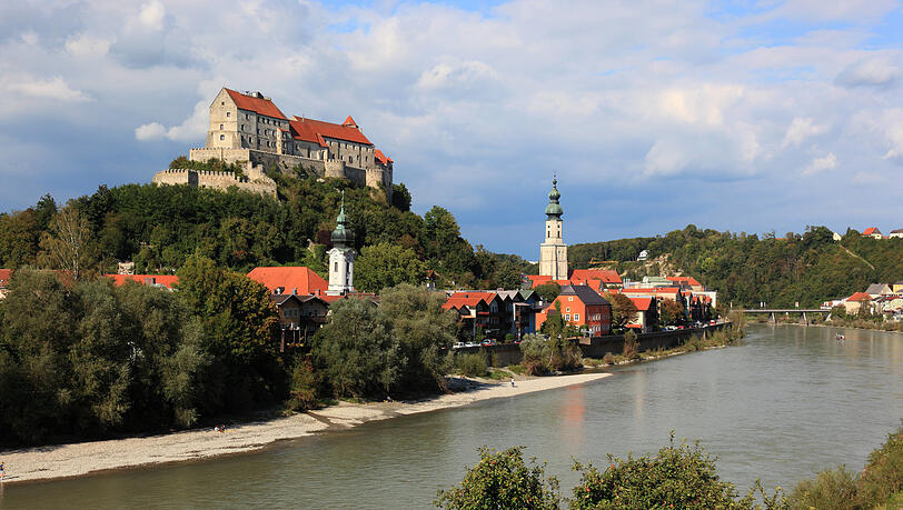 Über der Salzach thront die Burg Burghausen. Sie gilt als längste Burganlage der Welt. Wenn das nicht mal einen Ausflug wert ist. Über der Salzach thront die Burg Burghausen. Sie gilt als längste Burganlage der Welt. Wenn das nicht mal einen Ausflug wert ist.