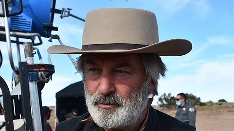 Alec Baldwin am Set seines Westerns "Rust". Knapp zwei Jahre nach dem Tod von Kamerafrau Halyna Hutchins belastet jetzt ein neues Gutachten den Schauspieler.