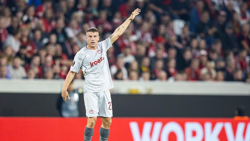 Olympiakos Piräus Pep Biel gestikuliert.
