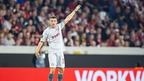 Olympiakos Piräus Pep Biel gestikuliert.