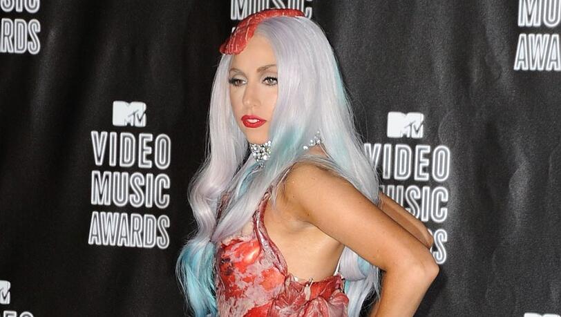 Lady Gaga in ihrem berüchtigten Fleischkleid bei den MTV Video Music Awards im Jahr 2010.
