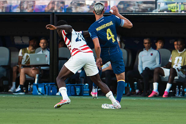 US-Stürmer Folarin Balogun wurde nach diesem Tritt gegen Bosniens Muhamedovic mit Rot vom Platz geschickt. Nach Einmischung von Donald Trump hat die Fifa die ursprünglich verhängte Sperre zu einer Bewährungsstrafe abgeschwächt. US-Stürmer Folarin Balogun wurde nach diesem Tritt gegen Bosniens Muhamedovic mit Rot vom Platz geschickt. Nach Einmischung von Donald Trump hat die Fifa die ursprünglich verhängte Sperre zu einer Bewährungsstrafe abgeschwächt.