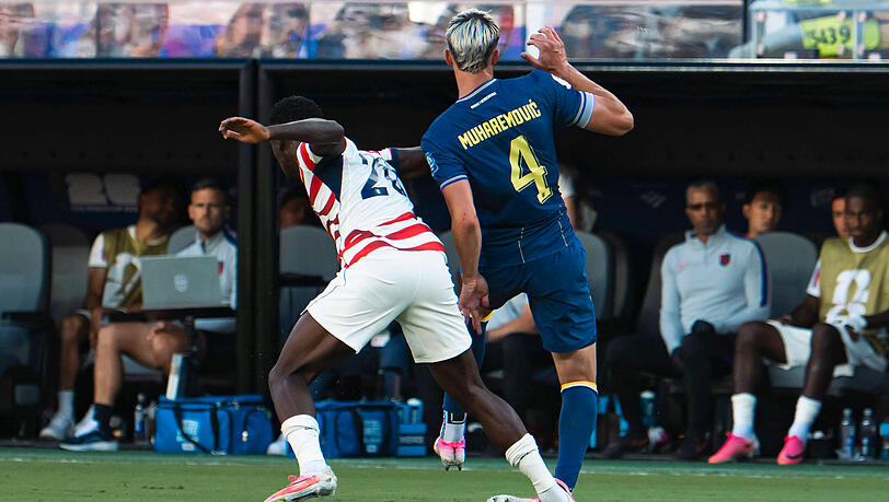 US-Stürmer Folarin Balogun wurde nach diesem Tritt gegen Bosniens Muhamedovic mit Rot vom Platz geschickt. Nach Einmischung von Donald Trump hat die Fifa die ursprünglich verhängte Sperre zu einer Bewährungsstrafe abgeschwächt. US-Stürmer Folarin Balogun wurde nach diesem Tritt gegen Bosniens Muhamedovic mit Rot vom Platz geschickt. Nach Einmischung von Donald Trump hat die Fifa die ursprünglich verhängte Sperre zu einer Bewährungsstrafe abgeschwächt.
