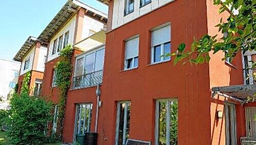 Aus dem dritetn Stock stürzte in diesem Reihenhaus ein kleines Mädchen aus dem Fenster. Sie blieb fast unverletzt. Aus dem dritetn Stock stürzte in diesem Reihenhaus ein kleines Mädchen aus dem Fenster. Sie blieb fast unverletzt.