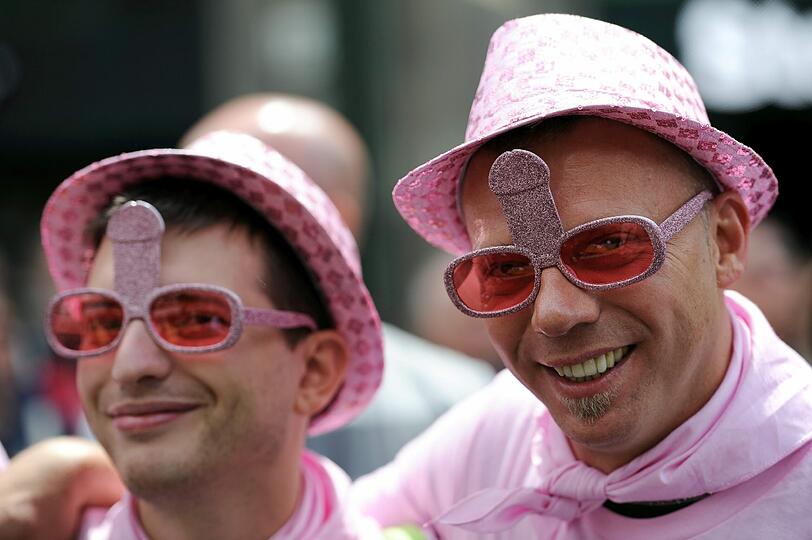 Fantasievoll bekleidet feiern am Samstag die Teilnehmer auf der Parade zum Christopher Street Day (CSD) in Berlin.
