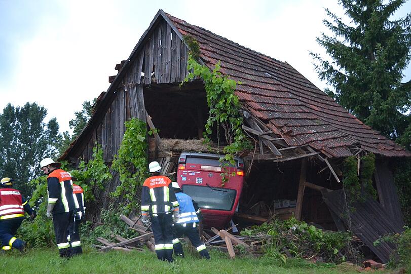 Ein Unfall wie aus einem Actionfilm: Ein Fahranfänger kommt mit seinem Kleinbus von der Straße ab, wird mit ihm durch die Luft geschleudert, landet in einer Scheune &ndash; und bleibt nahezu unverletzt.