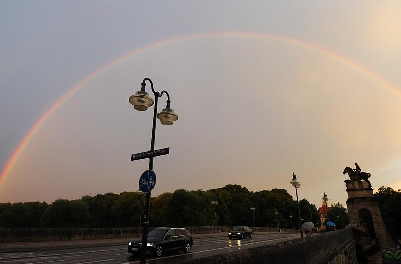 Ein Bild vom Wochenende: Ein Regenbogen als Brückenschlag über die Wittelsbacherbrücke.