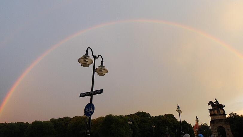 Ein Bild vom Wochenende: Ein Regenbogen als Brückenschlag über die Wittelsbacherbrücke. Ein Bild vom Wochenende: Ein Regenbogen als Brückenschlag über die Wittelsbacherbrücke.