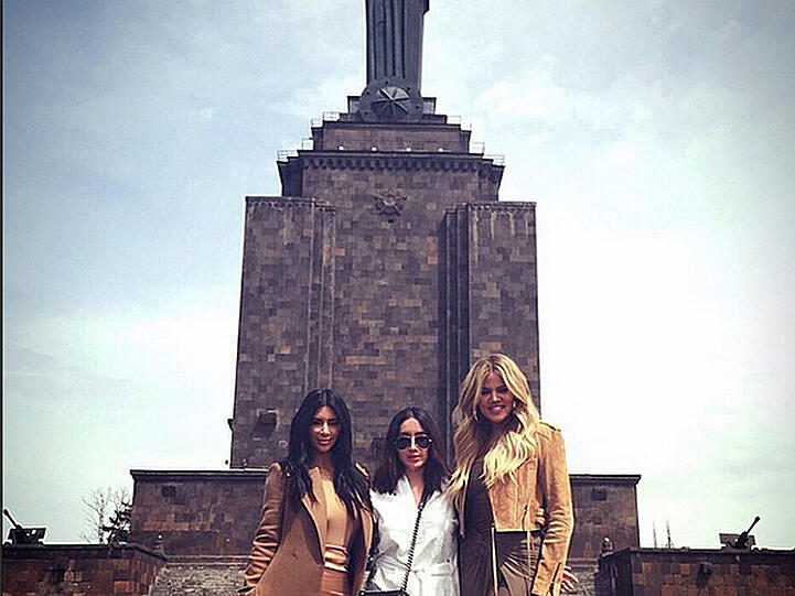 Kim (links) und Khloé (rechts) Kardashian posieren mit einer dritten Frau vor der Staue der "Mutter Armenien"