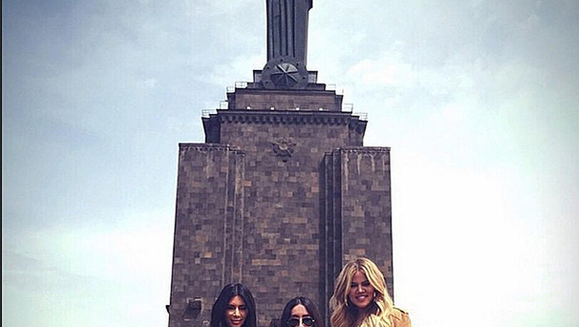Kim (links) und Khloé (rechts) Kardashian posieren mit einer dritten Frau vor der Staue der "Mutter Armenien" Kim (links) und Khloé (rechts) Kardashian posieren mit einer dritten Frau vor der Staue der "Mutter Armenien"
