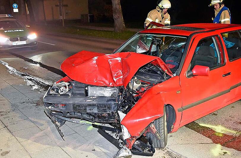 Bilder vom Verkehrsunfall in Planegg: Der Fahrer verlor die Kontrolle über seinen Wagen und krachte gegen das Tor einer Einfahrt.