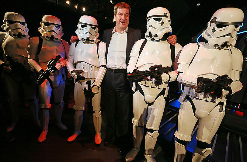Allein unter Sturmtruppen: Die Bilder von Markus Söders Auftritt in der Ausstellung "Star Wars - Identities".