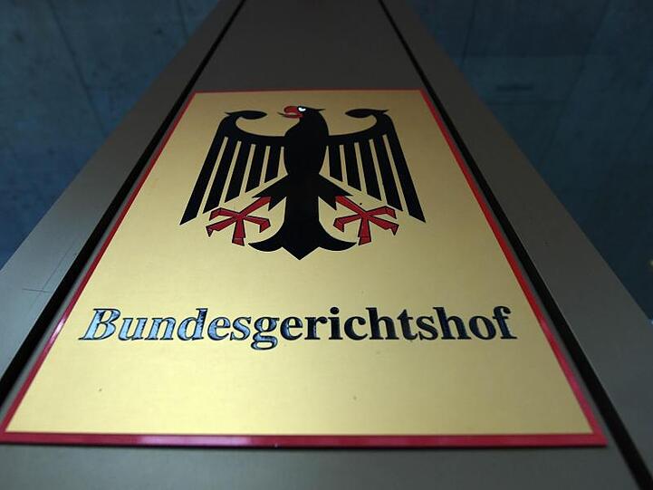 Ein Hinweisschild mit Bundesadler und Schriftzug "Bundesgerichtshof". Foto: Uli Deck/Archivbild