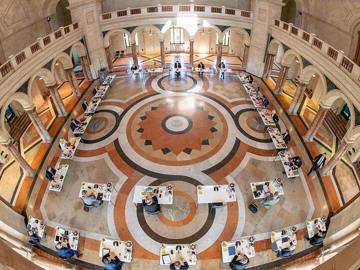Die Kabinettssitzung im großen Kuppelsaal der bayerischen Staatskanzlei. Foto: Peter Kneffel/dpa