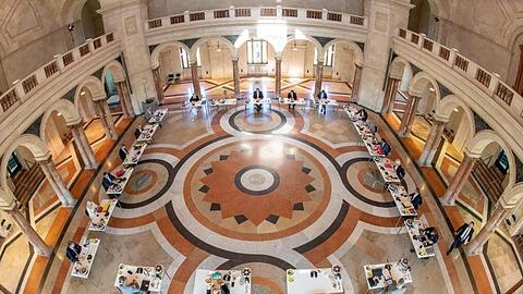 Die Kabinettssitzung im großen Kuppelsaal der bayerischen Staatskanzlei. Foto: Peter Kneffel/dpa