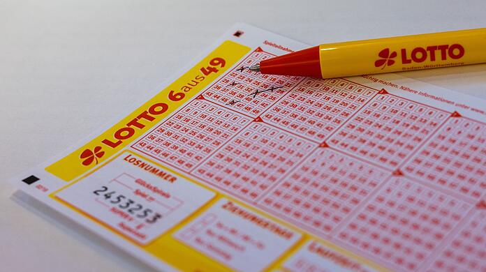 Für den Gewinner oder die Gewinnerin gibt es künftig 5.000 Euro pro Monat – und das ganze zehn Jahre lang. (Symbolbild)