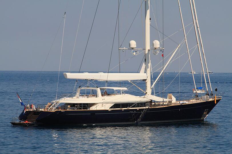 Die Luxusyacht "Bayesian" gehörte dem Software-Unternehmer Mike Lynch, der ebenso wie seine 18-jährige Tochter und fünf weitere Passagiere bei dem Untergang ums Leben kam. Die Luxusyacht "Bayesian" gehörte dem Software-Unternehmer Mike Lynch, der ebenso wie seine 18-jährige Tochter und fünf weitere Passagiere bei dem Untergang ums Leben kam.