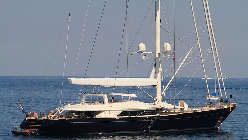 Die Luxusyacht "Bayesian" gehörte dem Software-Unternehmer Mike Lynch, der ebenso wie seine 18-jährige Tochter und fünf weitere Passagiere bei dem Untergang ums Leben kam. Die Luxusyacht "Bayesian" gehörte dem Software-Unternehmer Mike Lynch, der ebenso wie seine 18-jährige Tochter und fünf weitere Passagiere bei dem Untergang ums Leben kam.