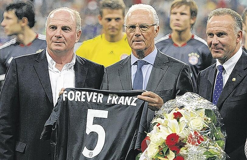 Der Forever-Franz zwischen Hoeneß (l.) und Rummenigge.
