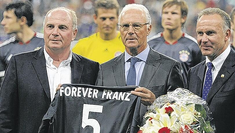 Der Forever-Franz zwischen Hoeneß (l.) und Rummenigge. Der Forever-Franz zwischen Hoeneß (l.) und Rummenigge.