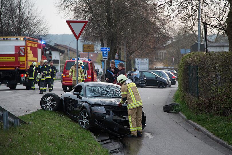 Wo ist der Unfallfahrer? Nach dem Crash am Waginger Kreisverkehr ist nur noch das Wrack des Audi TT da. Der ist komplett zerstört.