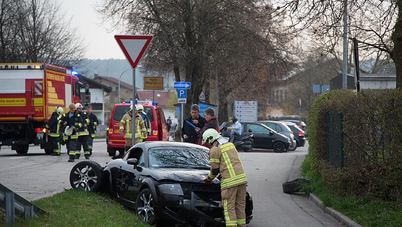 Wo ist der Unfallfahrer? Nach dem Crash am Waginger Kreisverkehr ist nur noch das Wrack des Audi TT da. Der ist komplett zerstört. Wo ist der Unfallfahrer? Nach dem Crash am Waginger Kreisverkehr ist nur noch das Wrack des Audi TT da. Der ist komplett zerstört.