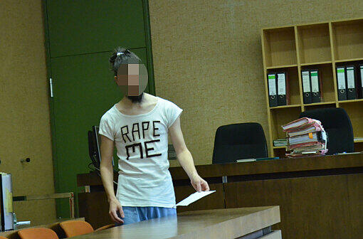 Bizarr: Mit &bdquo;Rape me&ldquo; (&bdquo;Vergewaltige mich&ldquo;) auf der Brust kommt Alexander H. ins Gericht.