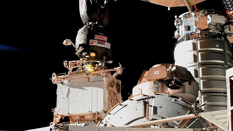 Das Raumschiff "Sojus MS-09" dockt an der Raumstation ISS an.