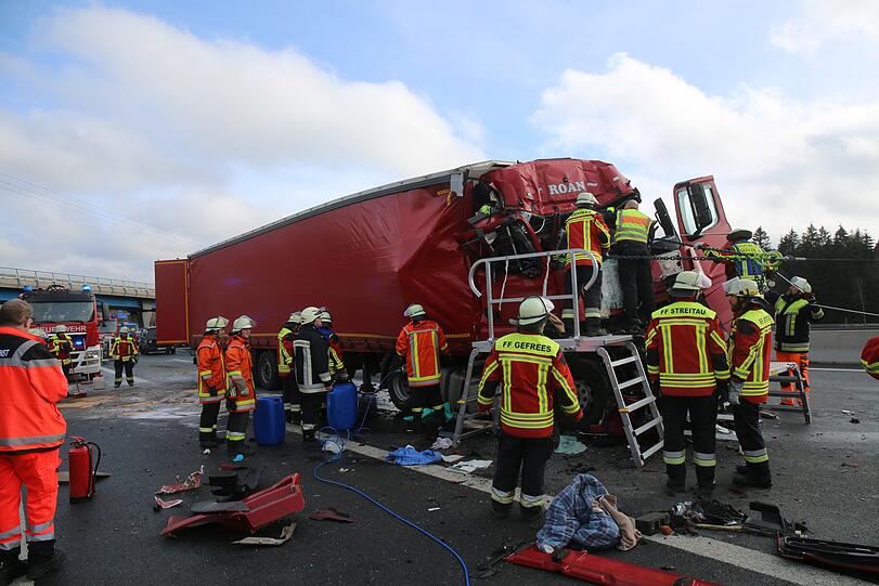 Ein Lastwagen ist am Mittwochmorgen auf der A9 auf einen anderen gekracht. Dabei wurde einer der beiden Fahrer verletzt. Die Feuerwehr musste ihn aus dem Führerhaus befreien.