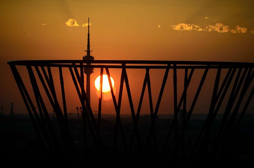Die untegehende Sonne taucht München in ein schönes rot-orangenes Licht.