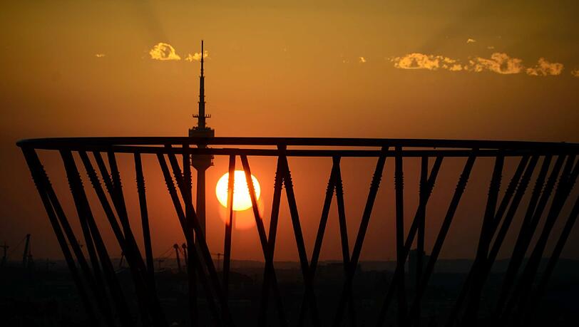 Die untegehende Sonne taucht München in ein schönes rot-orangenes Licht. Die untegehende Sonne taucht München in ein schönes rot-orangenes Licht.