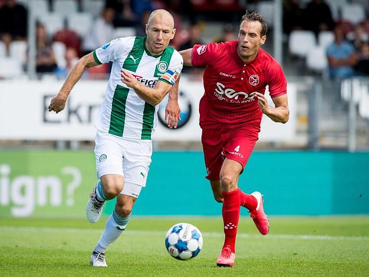 Arjen Robben (l) kam im Testspiel gegen Almere City rund eine halbe Stunde zum Einsatz.