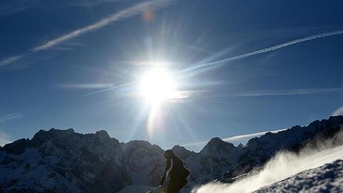 Ein Skifahrer fährt bei Sonnenschein auf der Piste. Foto: Angelika Warmuth/Archiv